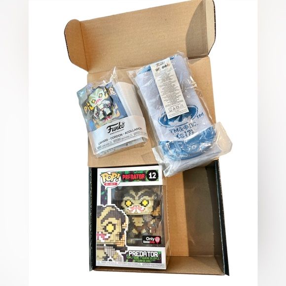 Predator Box Set , includes:Funko Pop, Predator lanyard key chain, DC Socks
